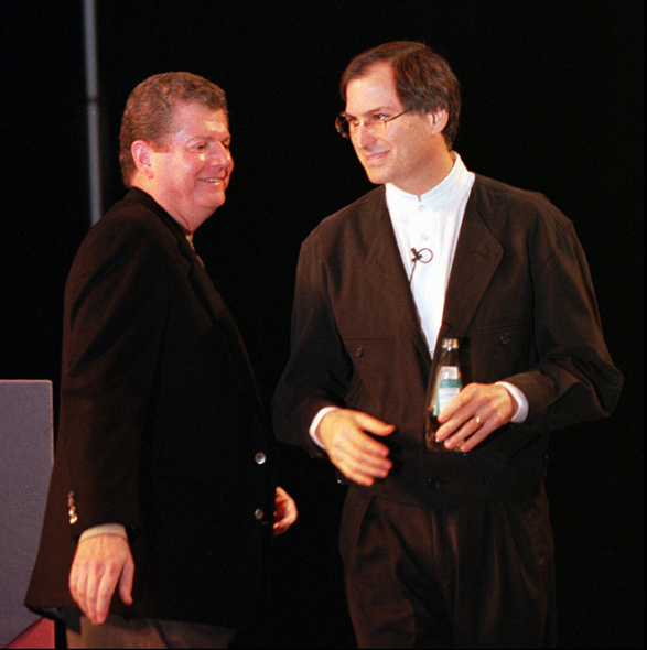 图为乔布斯(右)与阿梅里奥(左)1997年共同出席MacWorld大展