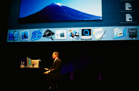 图为乔布斯展示Mac OS X操作系统