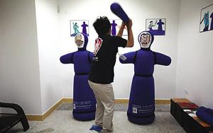 频发自杀事件后，富士康给员工设立了发泄室。