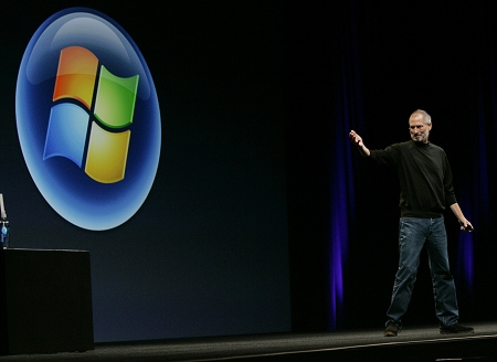 苹果公司创始人史蒂夫&middot;乔布斯在过去10年紧咬微软，如今终于将苹果送上全球科技企业巅峰位置。人民图片网