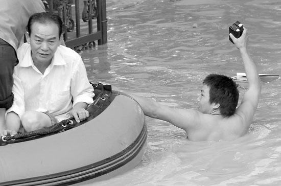 市民积极自救 本报记者 李久红 摄