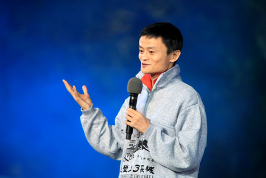 马云在《开学第一课》的讲台上为全国的小朋友们讲述着自己的梦想奋斗史。