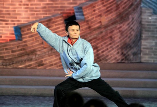 《开学第一课》录制当晚，马云穿了一件&ldquo;我登上了长城&rdquo;的纪念衫，显得特别精神。