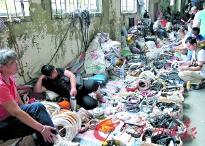 陶街一处破旧市场二楼堆满了回收利用的废旧电子产品配件,买卖双方正在交易 陶街一处破旧市场二楼堆满了回收利用的废旧电子产品配件,买卖双方正在交易