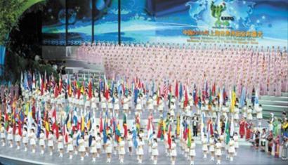 上海世博会开幕式上，一块巨大的高清显示屏夺人眼球。 IC图片