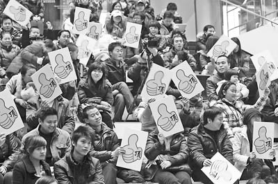 2010年1月1日，&ldquo;山寨春晚&rdquo;发起人老孟，在北京soho尚都举办演员选秀活动，为今年的山寨春晚遴选节目。演出现场，观众手持牌子参与对每个节目的评判。 吕家佐摄 