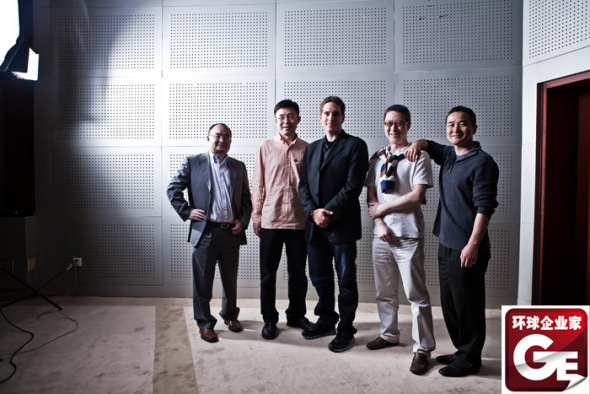 图片中从左到右为：激动网董事长吕文生、奇艺CEO龚宇、Hulu CEO詹森-基拉尔、优酷CEO古永锵、普罗维登斯资本董事总经理童小幪
