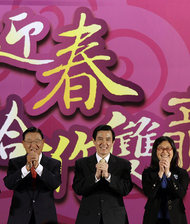 　马英九（中）与江丙坤（左）昨日出席在台北举行的大陆台商联谊活动时向大陆台商拜年