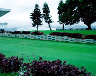 鸿海集团董事长郭台铭看上新淡水高尔夫球场拥有美丽的景观，决定展开收购行动，并计划打造离台北市最近的高球乐园