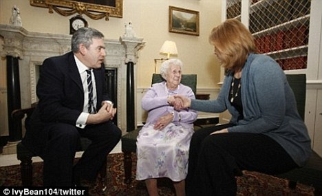 英国前首相布朗是老太太艾维-宾恩的微博粉丝。 英国前首相布朗是老太太艾维-宾恩的微博粉丝。