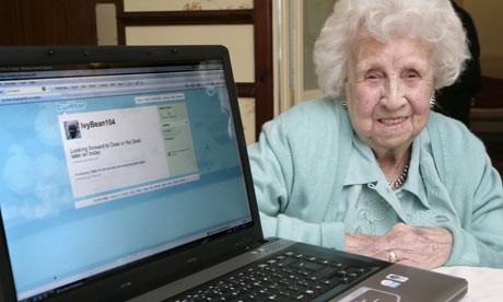 艾维-宾恩生前在电脑旁。 艾维-宾恩生前在电脑旁。