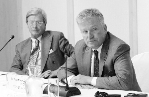 20日下午，纽约泛欧交易所集团首席执行官尼德奥尔（右）及董事长何塞尔斯共同出席在世博园美国馆举行的新闻发布会