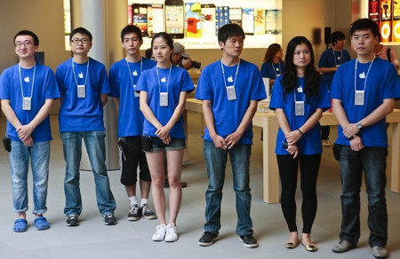 苹果陆家嘴店配备了175名经过特别培训的年轻店员，他们80%以上拥有本科及以上学历，其中不少留过学。他们崇拜苹果，崇拜苹果CEO乔布斯。CFP 图