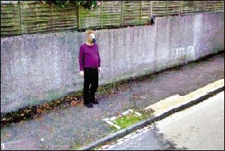 1. 谷歌街景小车经过英国阿伯丁市的街头,发现一名戴马头面具的男子痴痴地望着镜头。 1. 谷歌街景小车经过英国阿伯丁市的街头,发现一名戴马头面具的男子痴痴地望着镜头。