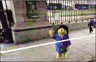 2. 一名儿童穿着整套熊服站在大英博物馆外冲着谷歌街拍汽车招手。 2. 一名儿童穿着整套熊服站在大英博物馆外冲着谷歌街拍汽车招手。