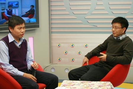 从左至右分别是腾讯科技徐志斌与MySpace聚友网9911微博客负责人雷振剑(腾讯科技配图)