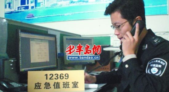 记者身穿临时制服