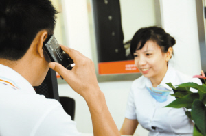 保险公司员工在为顾客办理电话车险业务