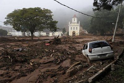 洪水过后汽车陷入泥水中。