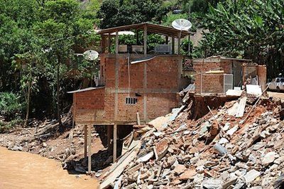 房屋被洪水冲刷后摇摇欲坠。