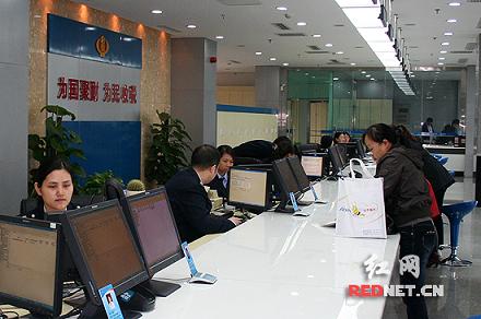 秩序井然的湖南省国税办税服务大厅。