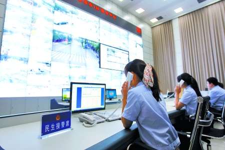 接线员认真转接记录着市民来电