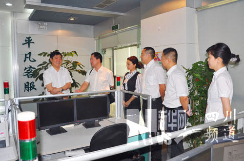 成都电业局局长张福轩在客户服务中心95598热线调研