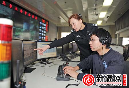 在110指挥中心，民警丁雪莲在指导本报记者接警