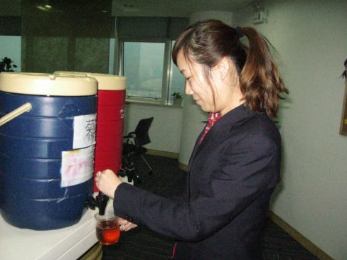 图片说明:在客服中心,许多人都患有咽炎,只能在休息的时候,泡杯茶润润嗓子。