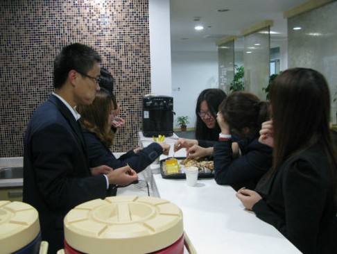 图片说明:茶歇时候,轮休的客服就会聚在休息区,有说有笑。