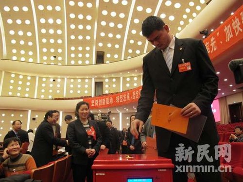 委员姚明正在投票。新民网记者袁蓉世博中心回传