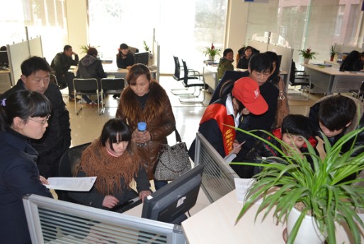 报名学生在做入学测试