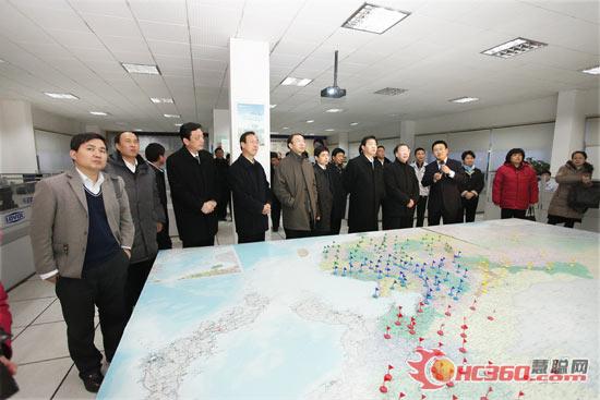 工作人员向苏波副部长汇报信息化建设情况