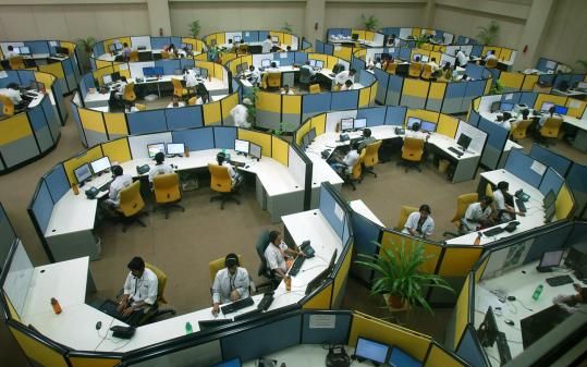 受到低成本和英语优势的驱动，上世纪90年代，杰克-韦尔奇把通用的后台操作中心搬到新德里的卫星城古尔冈(Gurgaon)。这是印度离岸外包的一个标志性事件。