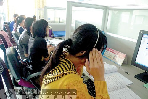 南宁市12333热线坐席员正在接听市民的求职与政策咨询电话。