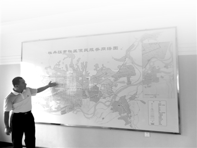 12349工作人员在讲解城市服务圈。