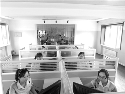 12349服务热线工作人员正在接线。