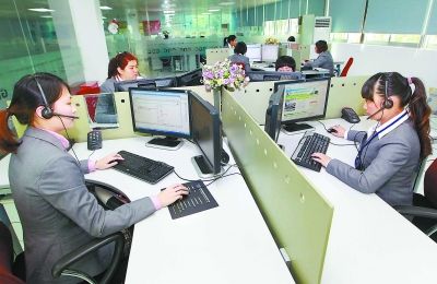 福州市便民呼叫中心12345接线员正忙着登记群众诉求。