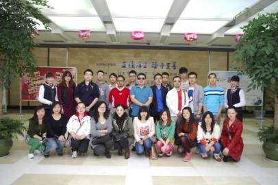 华西都市报、华西都市网读者网友在和四川移动多媒体呼叫中心工作人员合影。