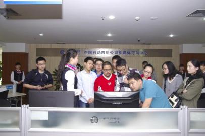 读者网友参观四川移动多媒体呼叫中心的实时监控系统。