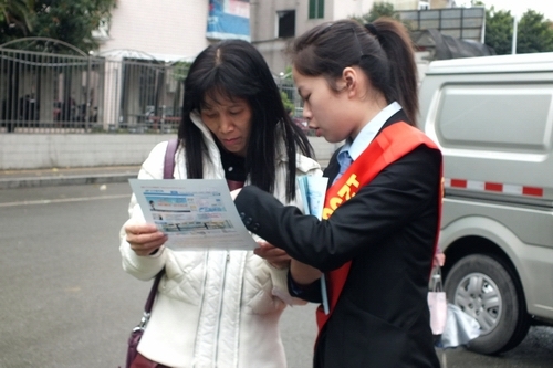 图3：12333话务员上街宣传。