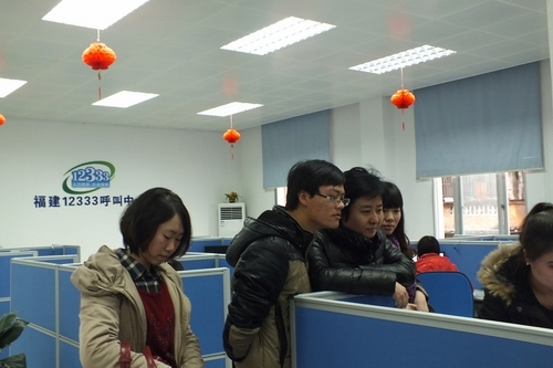 图4：公众参观12333呼叫中心。