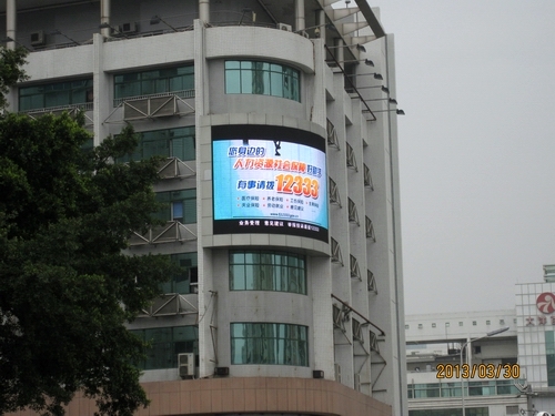 图5：户外大屏幕宣传短片画面。