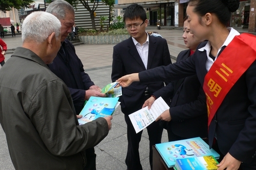 图7：设区市组织咨询员队伍上街宣传。
