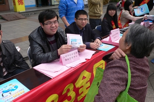 图8：设区市组织咨询员队伍上街宣传。