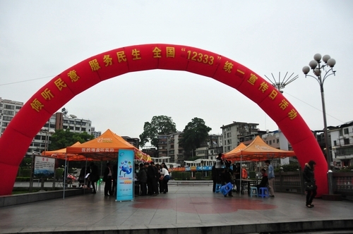 图9：设区市组织咨询员队伍上街宣传。