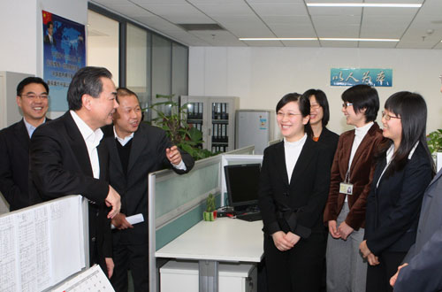 外交部长王毅慰问领事保护中心工作人员