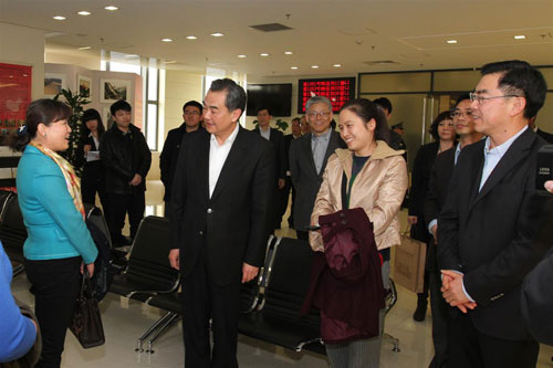 外交部长王毅与前来办理领事认证的民众交谈