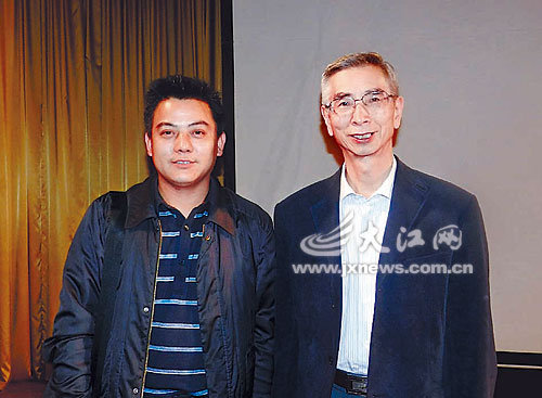 倪光南院士（右）接受专访后与本报记者合影。