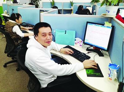 陶维每天要接七八十通12345热线。徐兢 摄